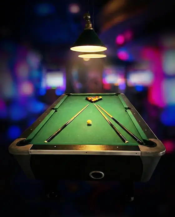Mesa de pool con luz de bar